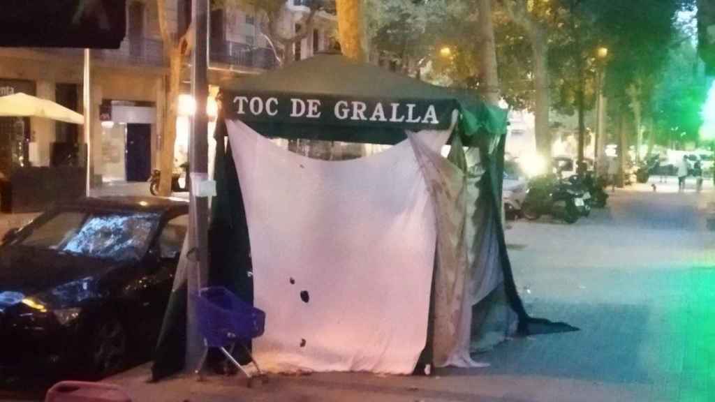 La barraca, en lo que fue la terraza del restaurante Toc de Gralla / JORDI SUBIRANA