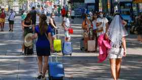 Turistas con mascarilla en la Rambla para evitar contagios / EFE - QUIQUE GARCÍA