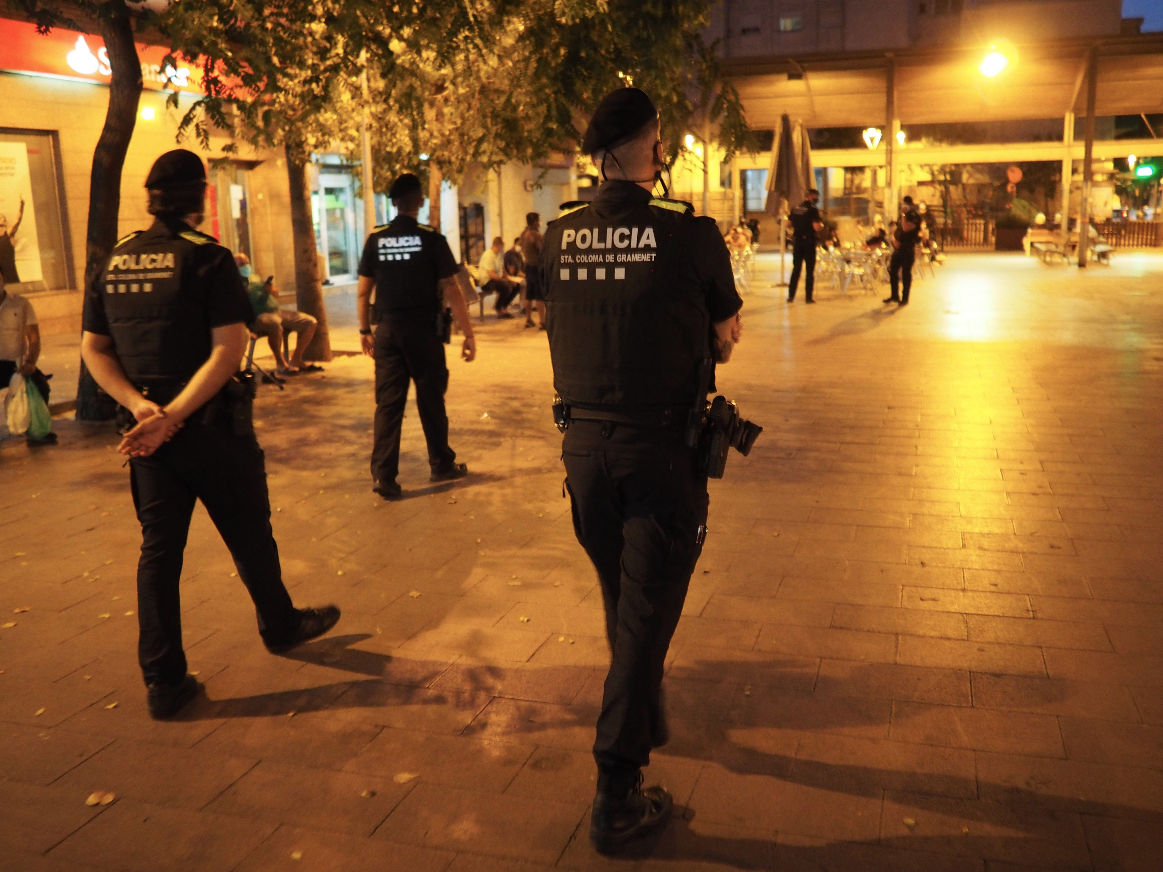 Varios agentes de la USIR patrullando por el barrio de Fondo de Santa Coloma / ANNA ROCASALVA SOLER