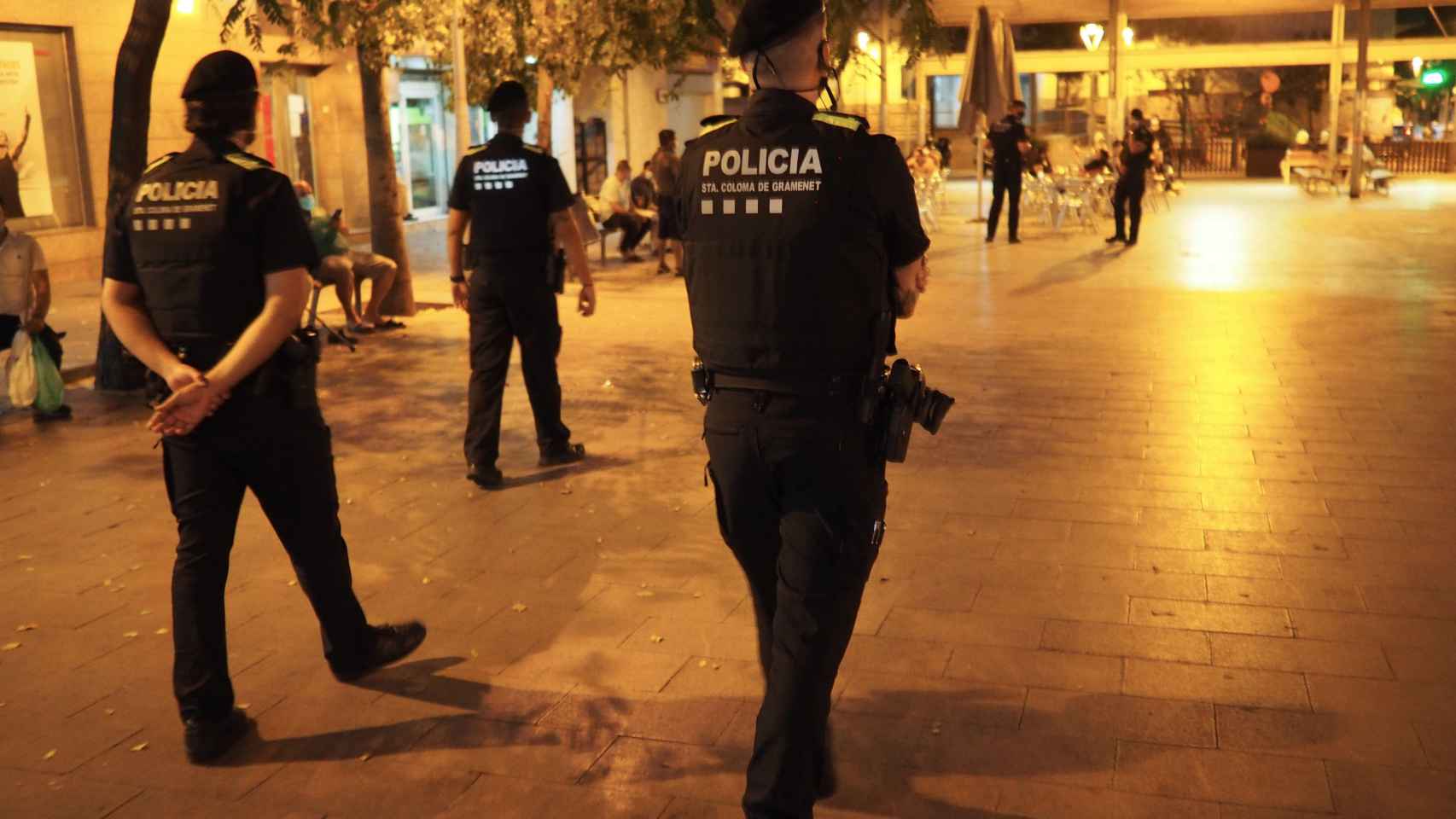 Varios agentes de la USIR patrullando por el barrio de Fondo de Santa Coloma / ANNA ROCASALVA SOLER