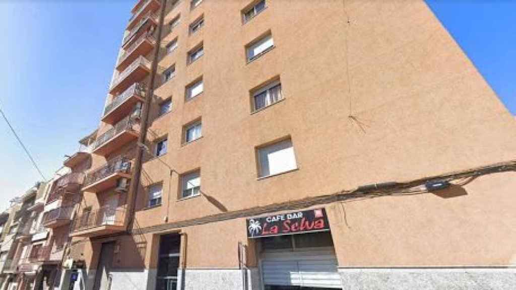 Bajos de un edificio en una calle de Sabadell