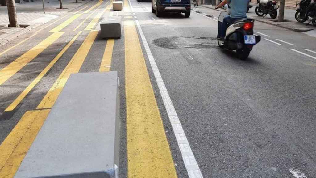 Bloques de hormigón en la calle del Consell de Cent / JUNTSXCAT