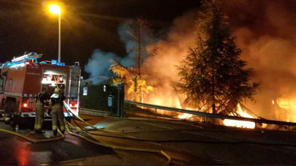 Los bomberos trabajando en la extinción del incendio de una nave de reciclaje de residuos en Granollers / INFO VALLÈS