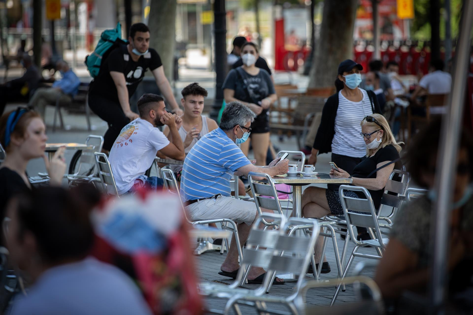 Personas sentadas en una terraza de Barcelona / ARCHIVO