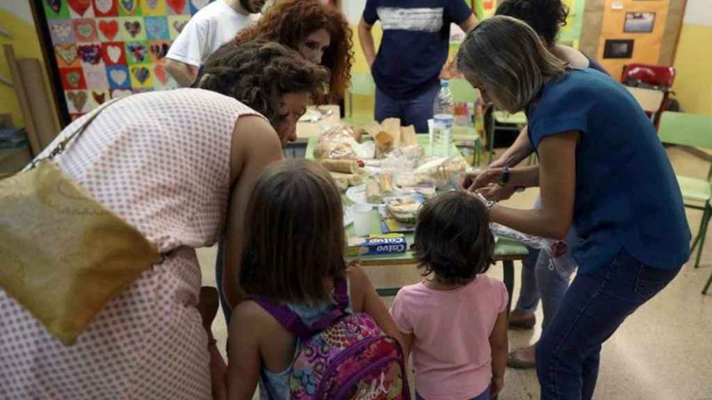 Madres y niñas en una escuela de Barcelona / EFE