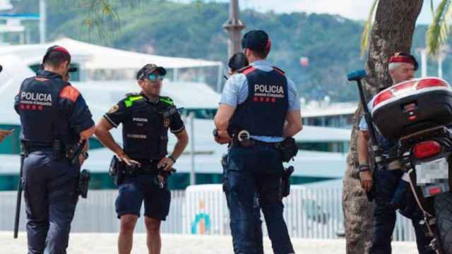 Agentes de la Guardia y Mossos en la zona del Port de Barcelona / EFE