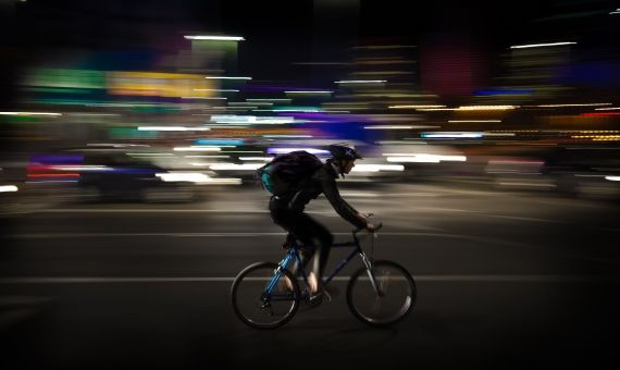 Un ciclista pasea por Barcelona / CONSORCI DE LA ZONA FRANCA DE BARCELONA