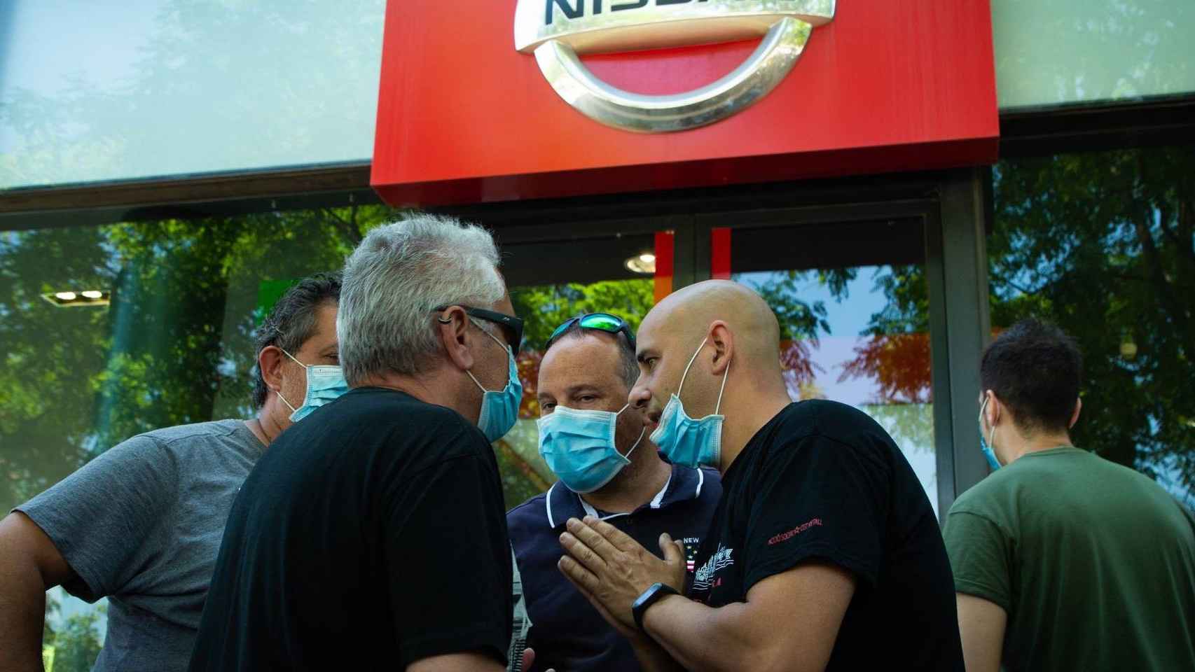 Trabajadores de Nissan fuera de la sede de la compañía durante una protesta / EFE