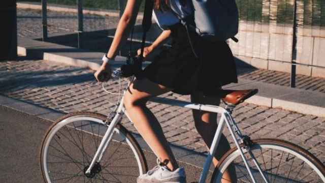 Una mujer en bicicleta en una imagen de archivo