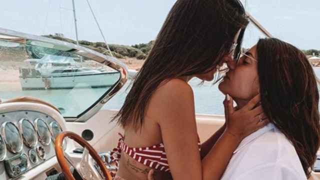 Aida Domenech y Alba Paul en un barco en Formentera / @dulceida