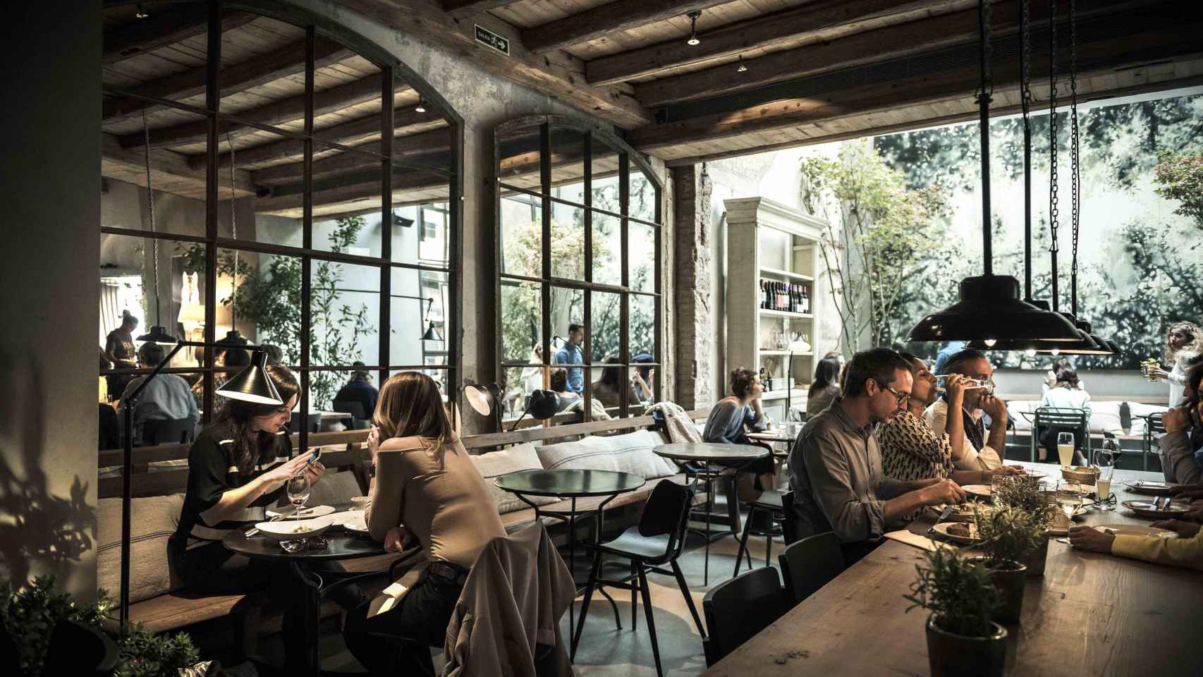 Interior de un bar de Barcelona con varios clientes