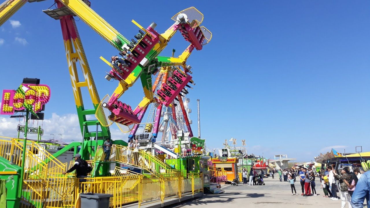 Varias atracciones de la Feria de Abril en Barcelona