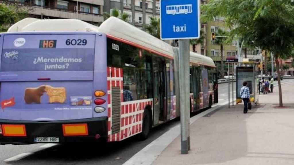 Un bus H6 de TMB a su paso por el Guinardó / TMB