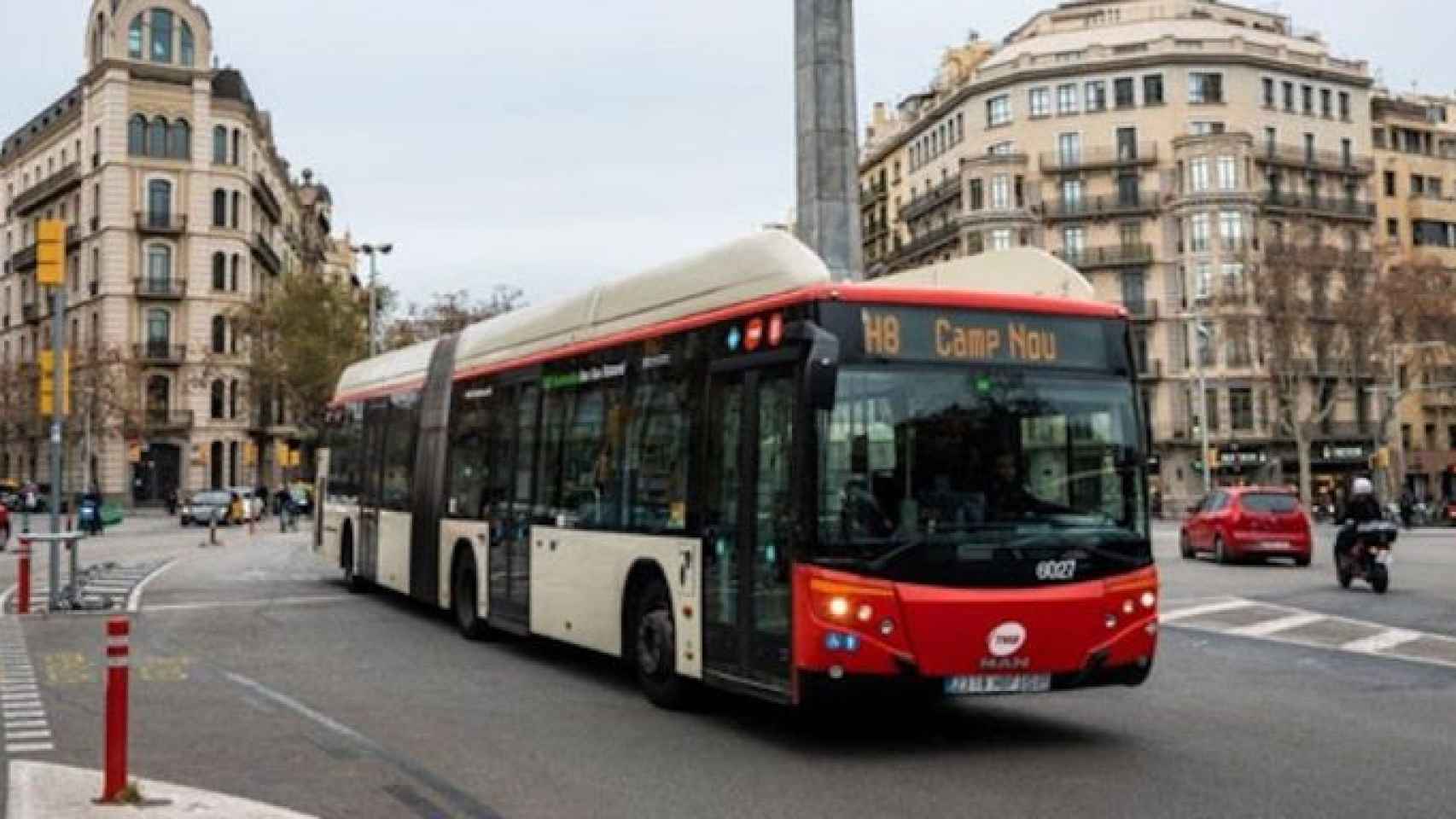 El bus H8 de TMB, durante su recorrido entre el Camp Nou y la Maquinista