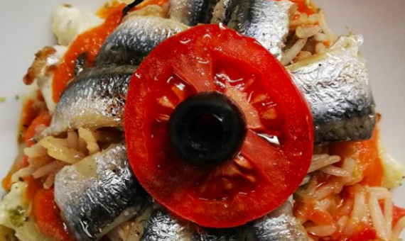 Plato de boquerón con arroz, una de las delicias servidas en el restaurante / MERCÈ VINS