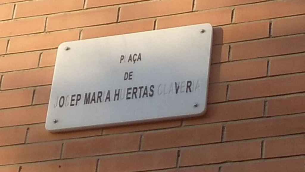 Estado actual de la placa a Josep Maria Huertas Claveria, en el paseo de la memoria social del Poblenou / @cazagra