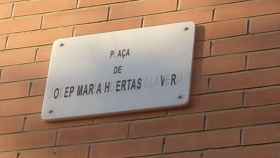 Estado actual de la placa a Josep Maria Huertas Claveria, en el paseo de la memoria social del Poblenou / @cazagra