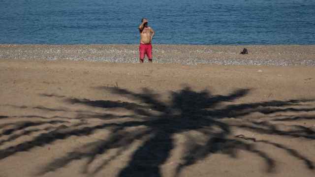 Un hombre en la Playa de la Barceloneta / EUROPA PRESS - David Zorrakino