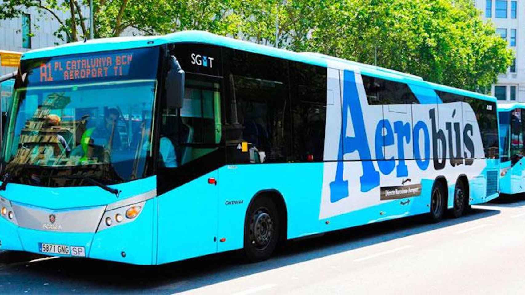 Vehículos del aerobús, en el centro de Barcelona / CG