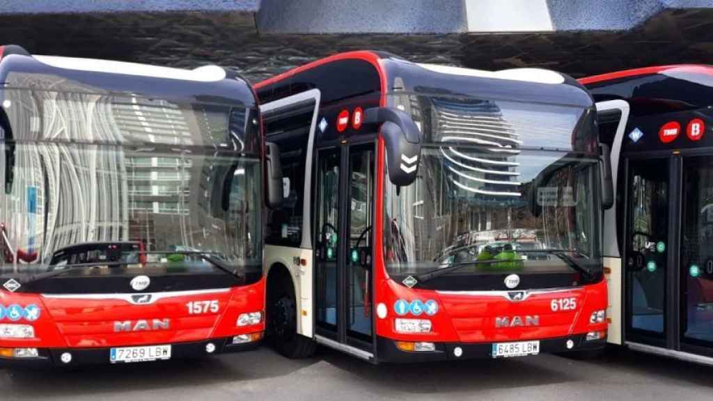 Presentación de una flota de buses de TMB en el Fòrum / TMB