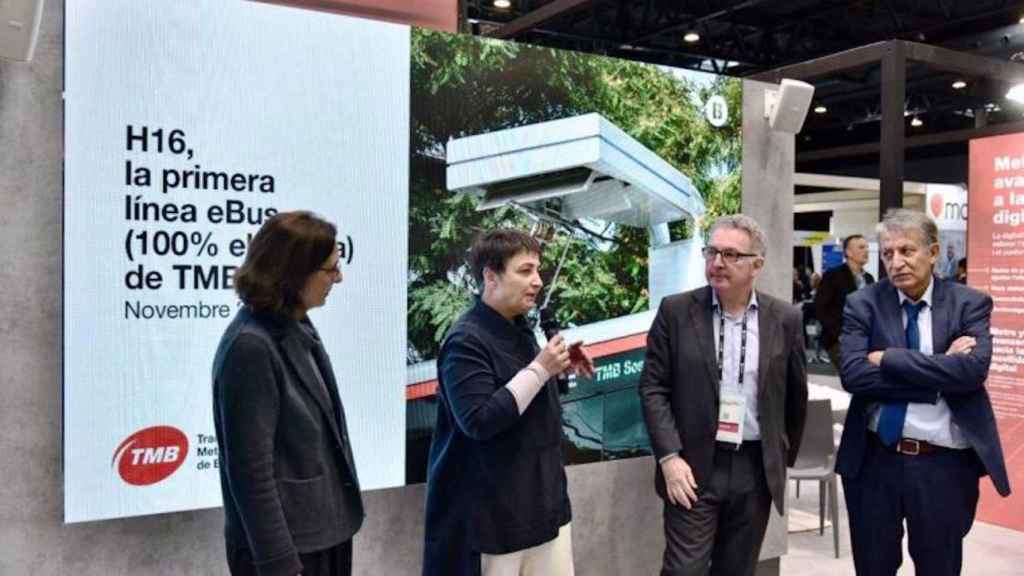 La presidenta de TMB, Rosa Alarcón, y el consejero delegado, Gerardo Lertxundi, ambos en el centro, en una presentación / TMB