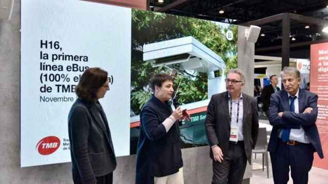 La presidenta de TMB, Rosa Alarcón, y el consejero delegado, Gerardo Lertxundi, ambos en el centro, en una presentación / TMB