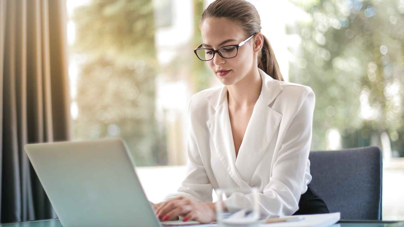 Mujer teletrabajando / PEXELS