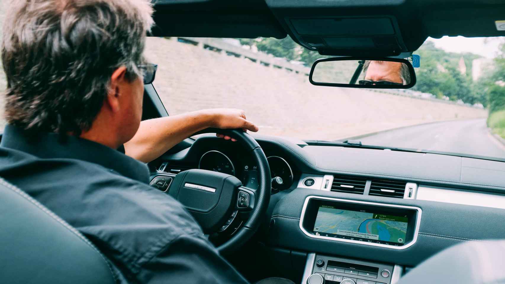 Conductor al volante de un coche moderno / PEXELS