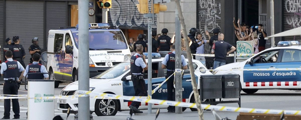 Despliegue policial en Barcelona en el lugar del atentado / EFE