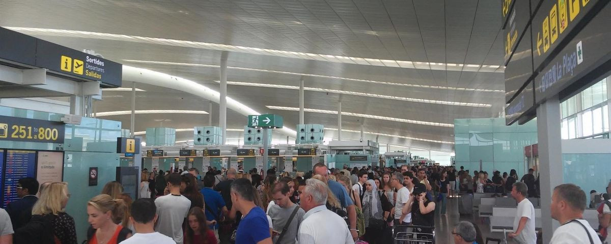 Colas en el aeropuerto de El Prat / EUROPA PRESS