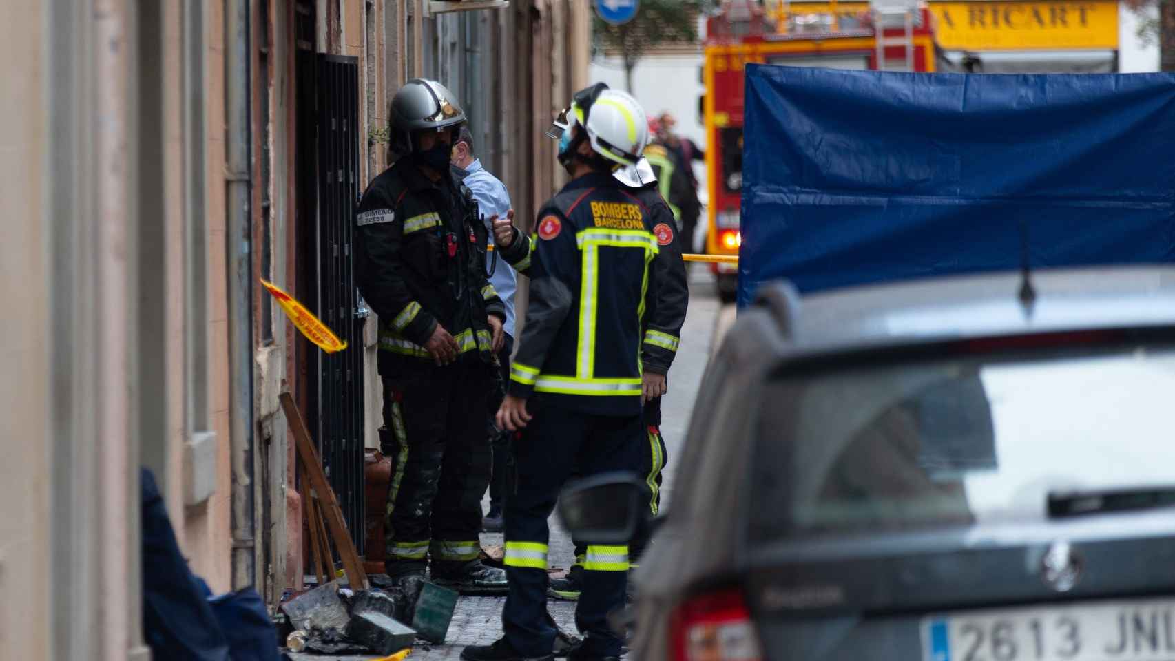 10 dotaciones de Bomberos han trabajado en la extinición del fuego de la Barceloneta / EFE