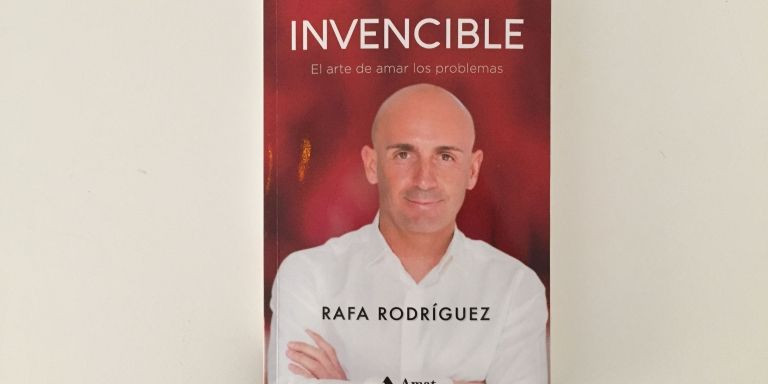 Portada de 'Invencible: El arte de amar los problemas'