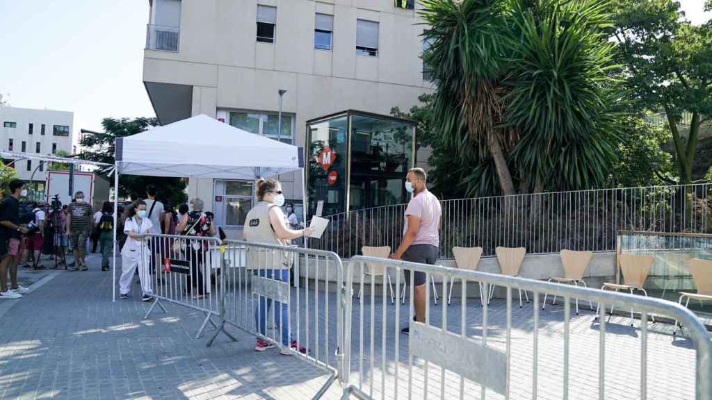 Colas para hacerse las pruebas PCR en Torre Baró / AJ. DE BCN