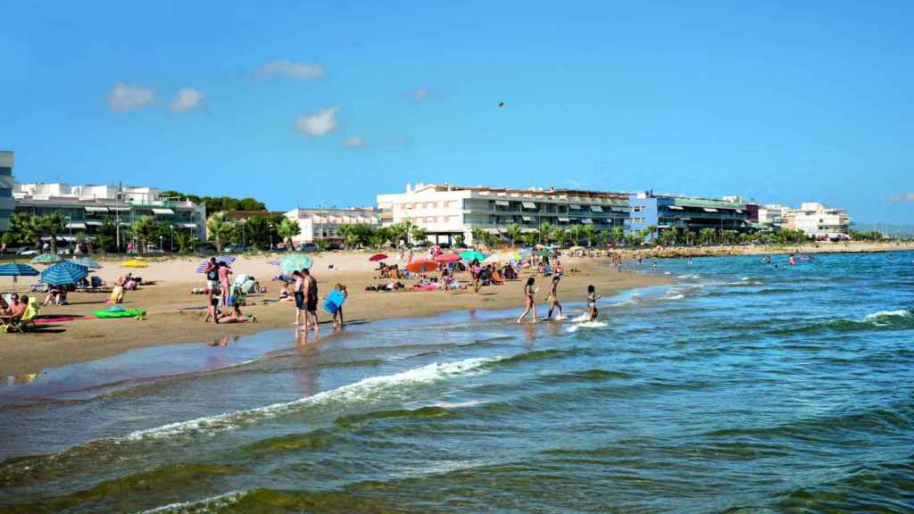 Playa de la Mota de Sant Pere, en Cubelles (Barcelona), donde ha muerto una mujer de 84 años / GARRAF TURISME