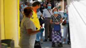 Algunos de los vecinos del barrio del Besòs i Maresme de Barcelona durante el cribado masivo / EFE