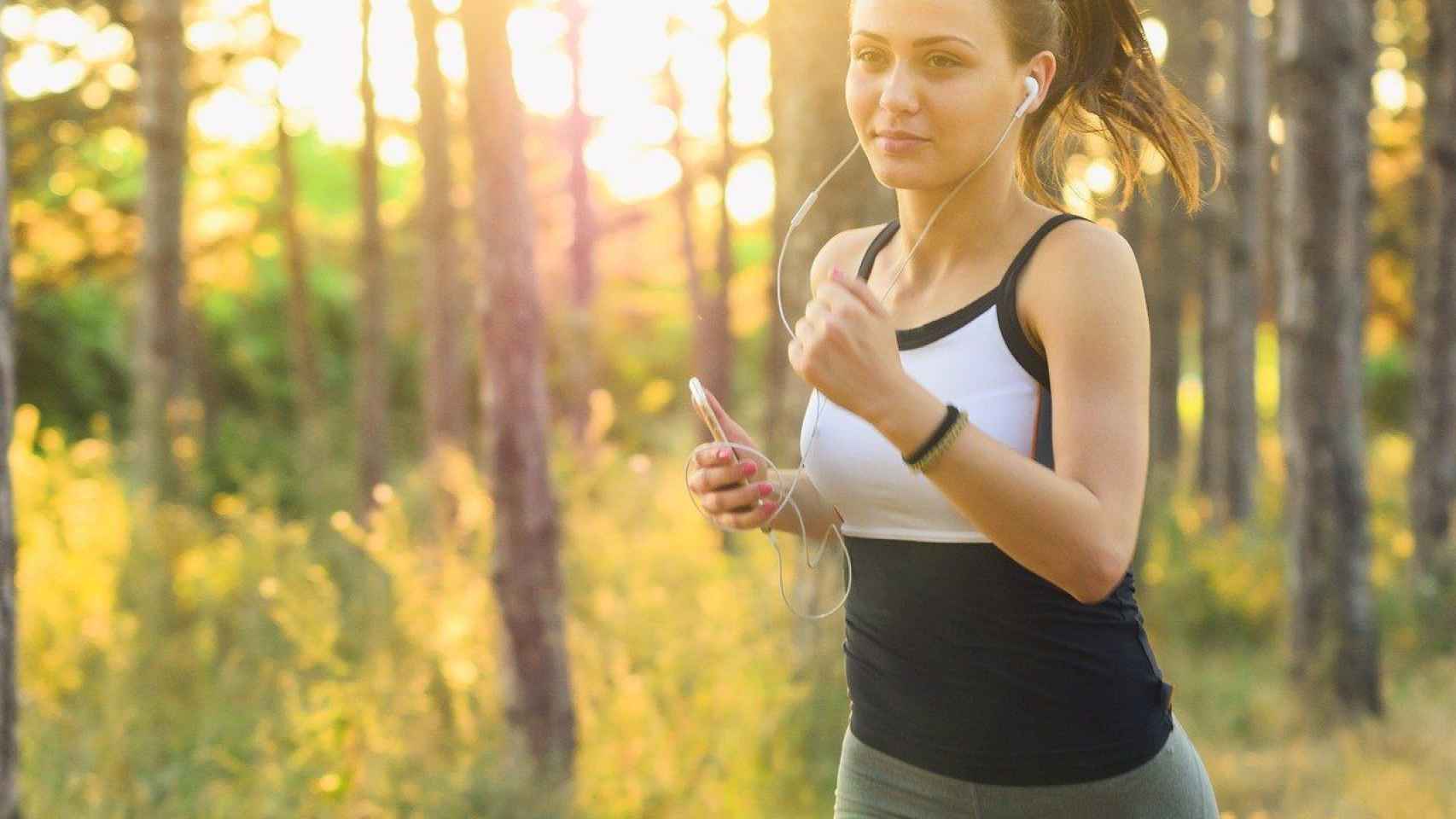 Una mujer corriendo tras una prueba de esfuerzo / PIXABAY