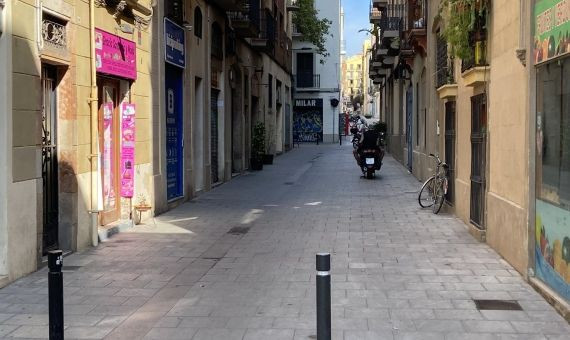 Una de las calles del barrio donde los bares defienden que se pueden instalar terrazas / TWITTER