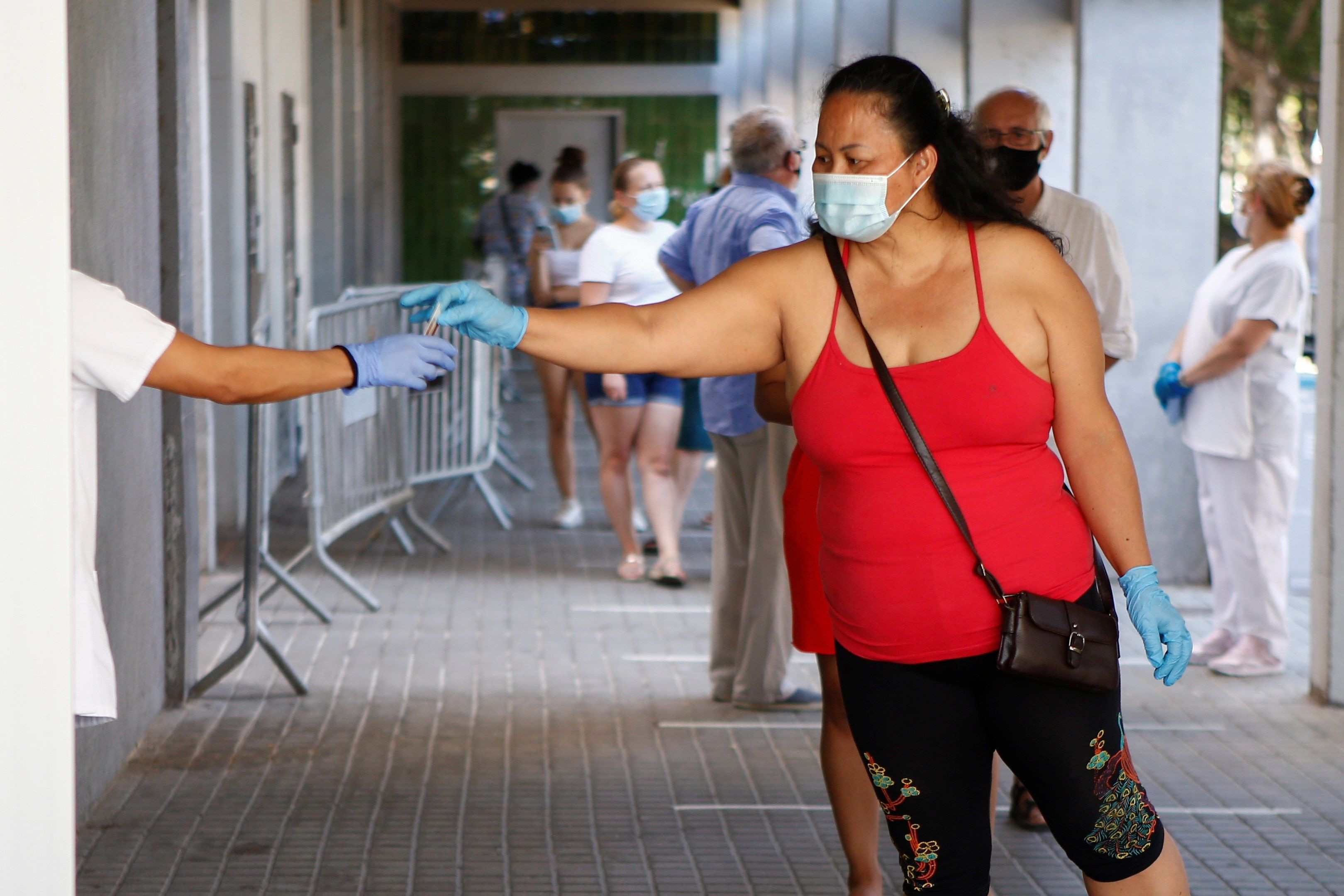 Cola de gente para hacerse una PCR en el Besòs i Maresme / EFE