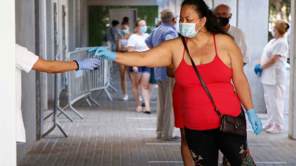 Empiezan las pruebas en L'Hospitalet para buscar jóvenes asintomáticos / Archivo