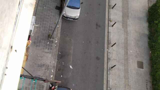 Suciedad lanzada por las ventanas en la calle Perpiñan con Ferrer Bassa / M.A