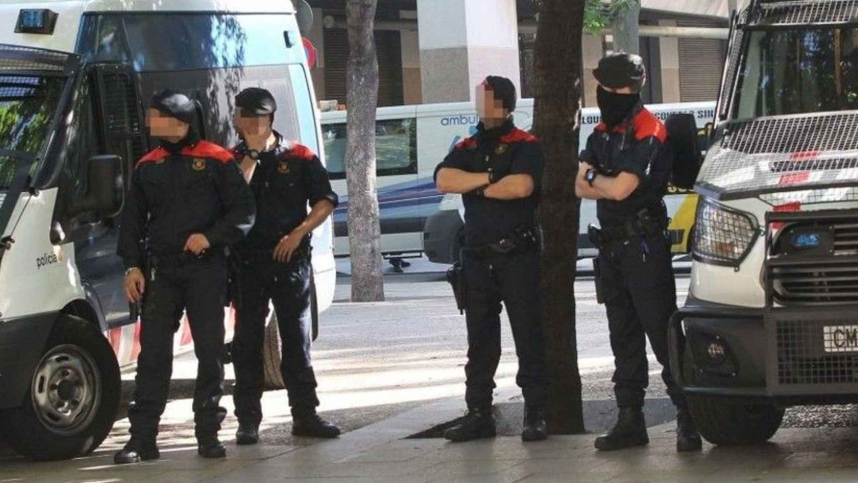 Agentes de los Mossos d'Esquadra en Poble-Sec