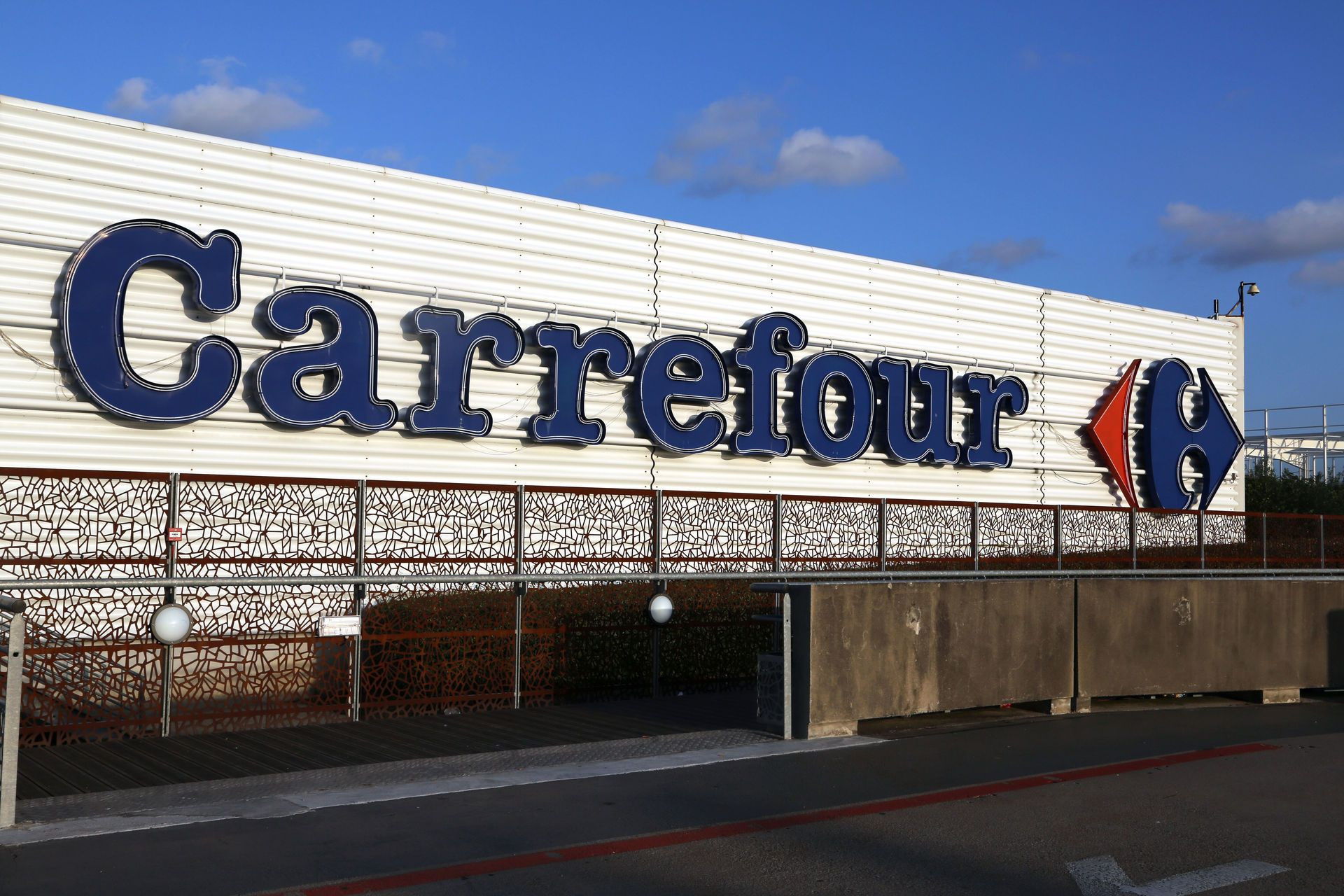 Fachada de una tienda de Carrefour / ARCHIVO