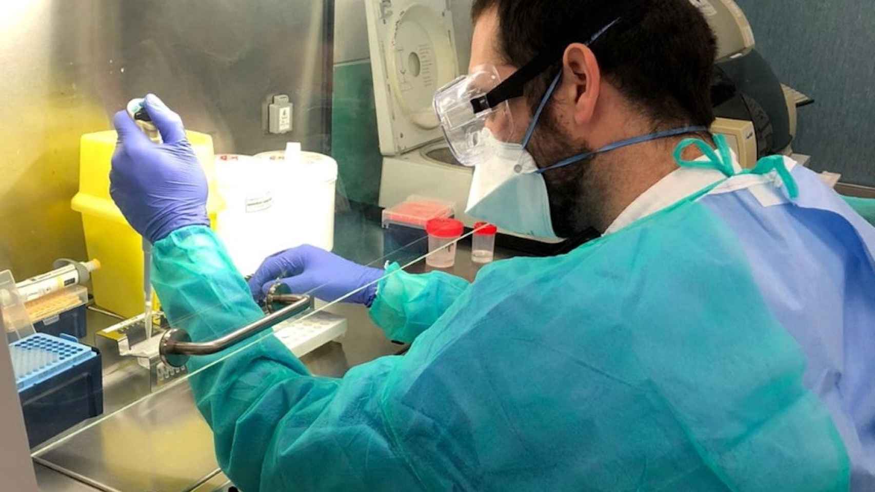 Un investigador del hospital de niños de Sant Joan de Déu en un laboratorio / HOSPITAL SANT JOAN DE DÉU