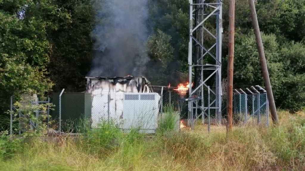 Imagen del incendio producido esta mañana en Cerdanyola del Vallès / BOMBERS DE LA GENERALITAT