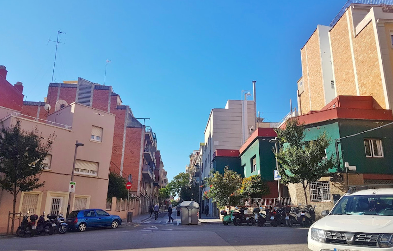 Los vecinos del Guinardó denuncian diversas okupaciones en la calle Varsòvia / GOOGLE MAPS