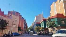 La calle Varsòvia del Guinardó, en la que han aparecido carteles en contra de la oleada de okupaciones que afecta al barrio / GOOGLE MAPS