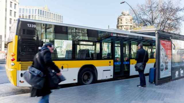 Autobús en una parada / AMB