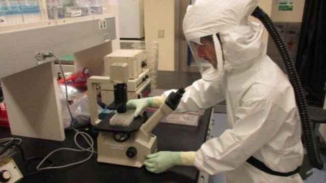 Albert Vallejo analiza una muestra en el laboratorio del Gladstone Institutes, en San Francisco / M.A