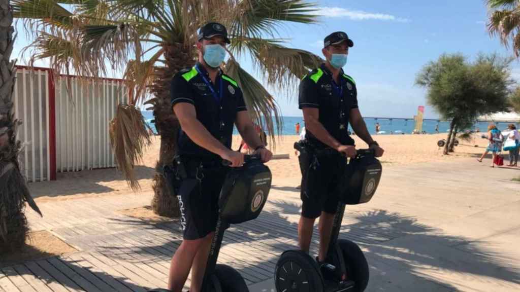 Dos agentes de la Urbana de Badalona montados en vehículos segway / GUARDIA URBANA BADALONA