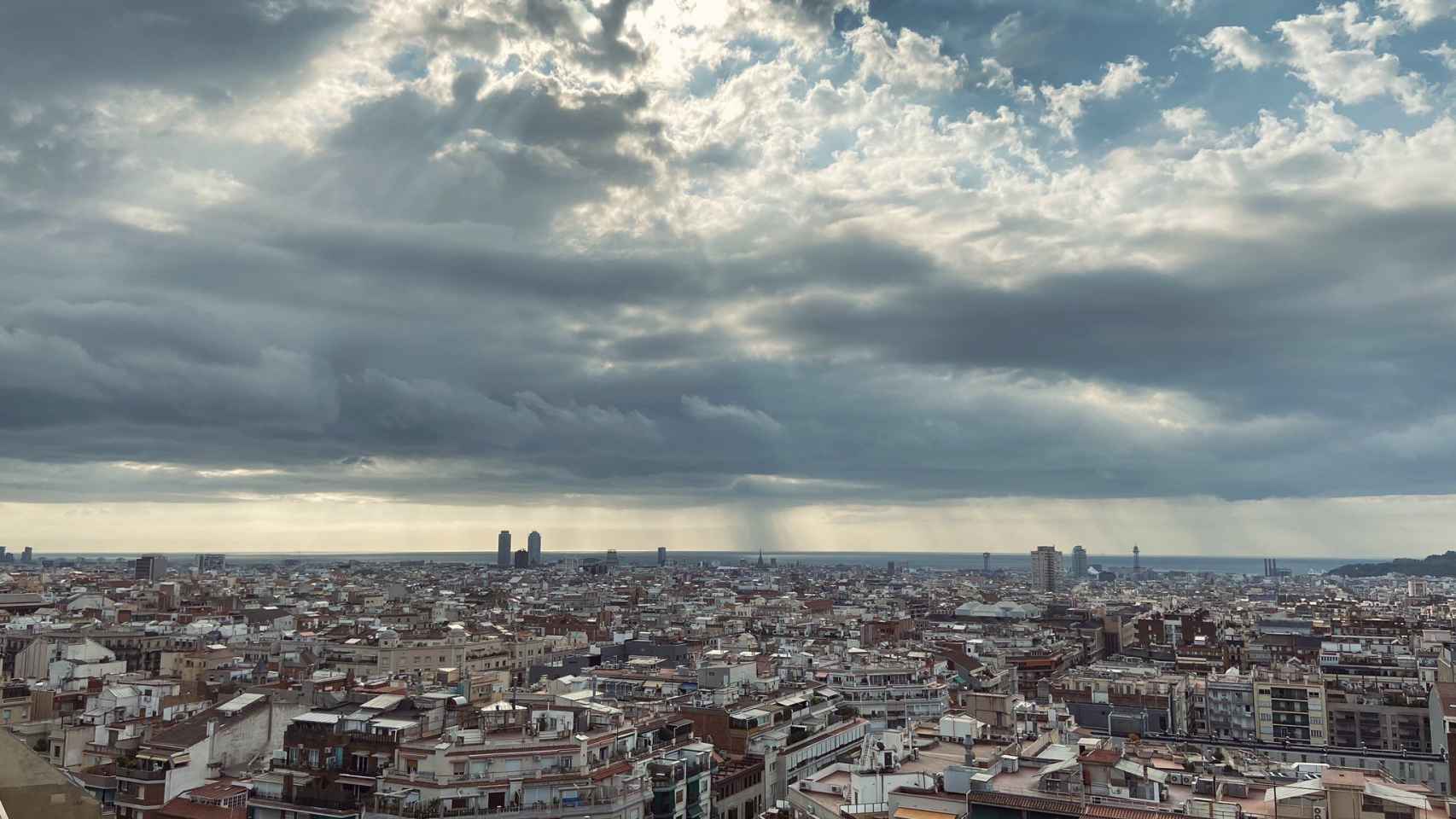 Las nubes y la lluvia, protagonistas del día en Barcelona / TWITTER